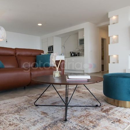 Villa Smaragd - Opal - Luxury Apt With Shared Pool And Private Hot Tub Makarska Esterno foto