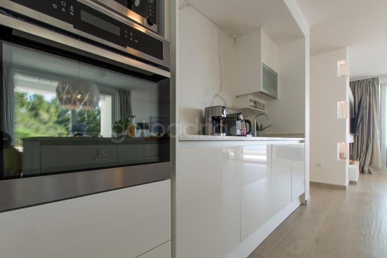 Villa Smaragd - Opal - Luxury Apt With Shared Pool And Private Hot Tub Makarska Esterno foto