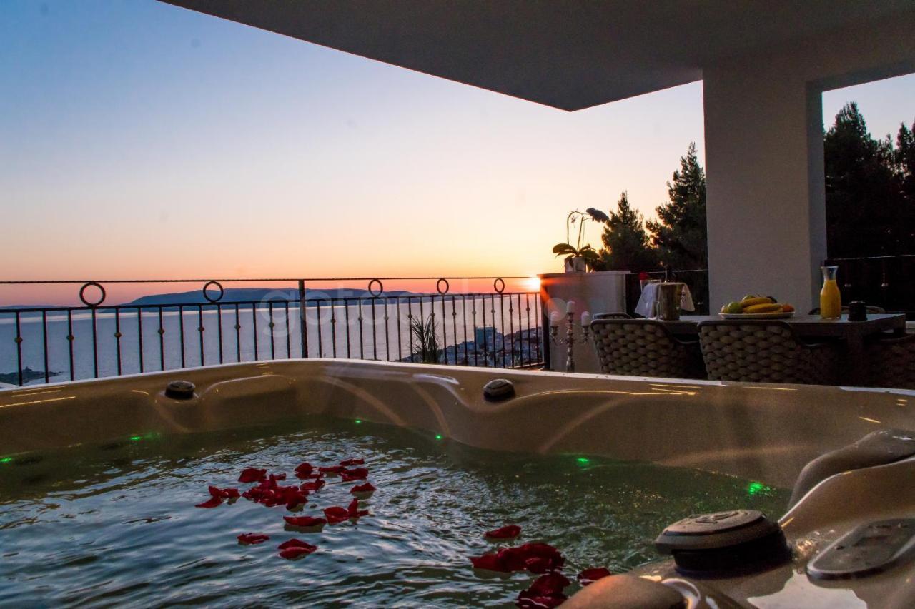 Villa Smaragd - Opal - Luxury Apt With Shared Pool And Private Hot Tub Makarska Esterno foto