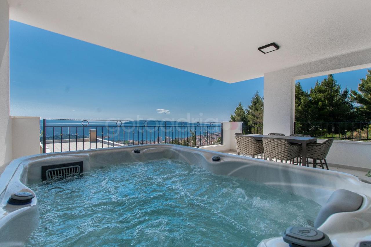 Villa Smaragd - Opal - Luxury Apt With Shared Pool And Private Hot Tub Makarska Esterno foto