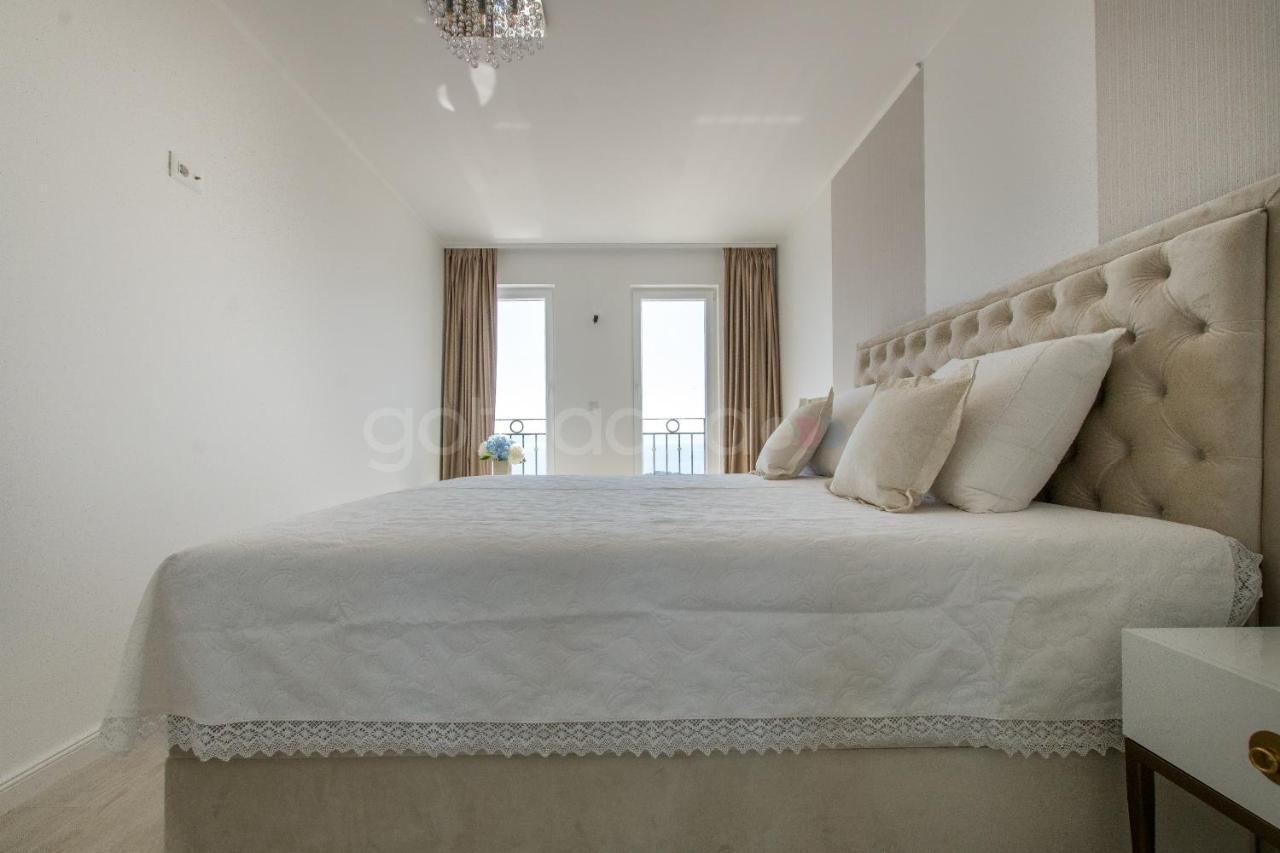 Villa Smaragd - Opal - Luxury Apt With Shared Pool And Private Hot Tub Makarska Esterno foto