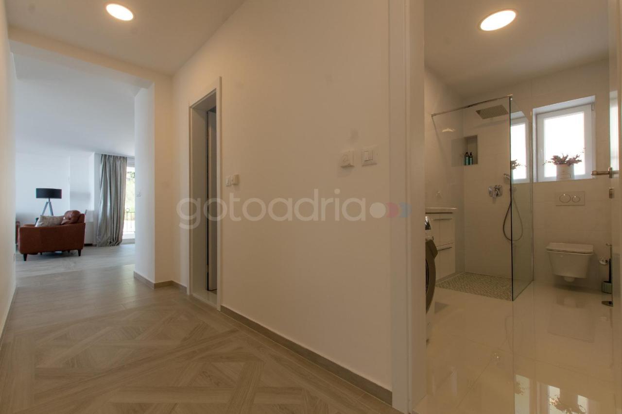 Villa Smaragd - Opal - Luxury Apt With Shared Pool And Private Hot Tub Makarska Esterno foto