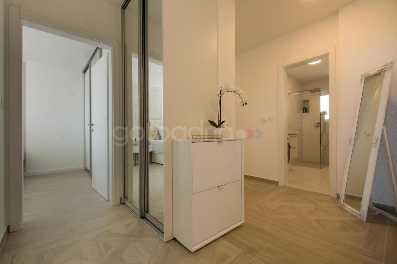 Villa Smaragd - Opal - Luxury Apt With Shared Pool And Private Hot Tub Makarska Esterno foto