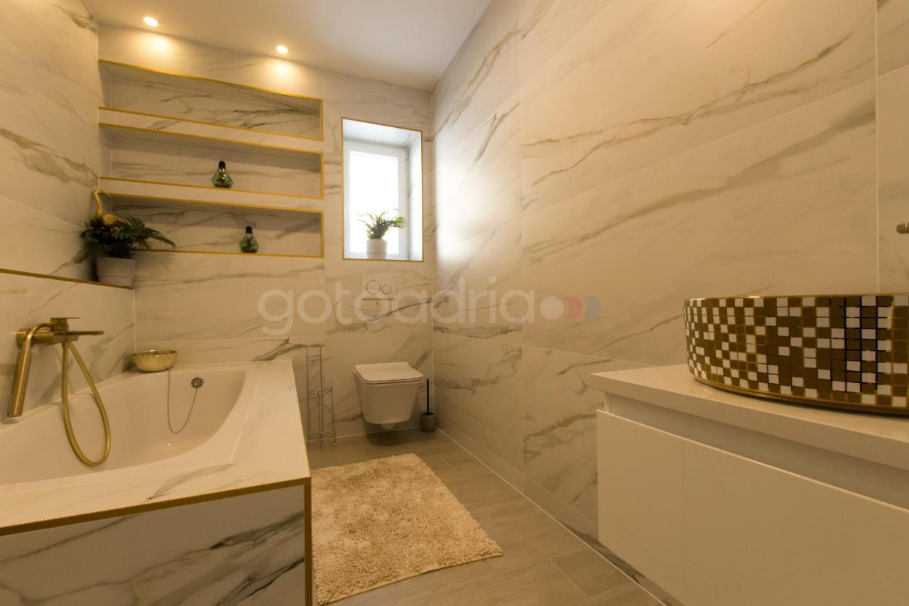 Villa Smaragd - Opal - Luxury Apt With Shared Pool And Private Hot Tub Makarska Esterno foto