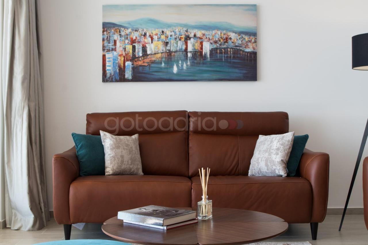 Villa Smaragd - Opal - Luxury Apt With Shared Pool And Private Hot Tub Makarska Esterno foto