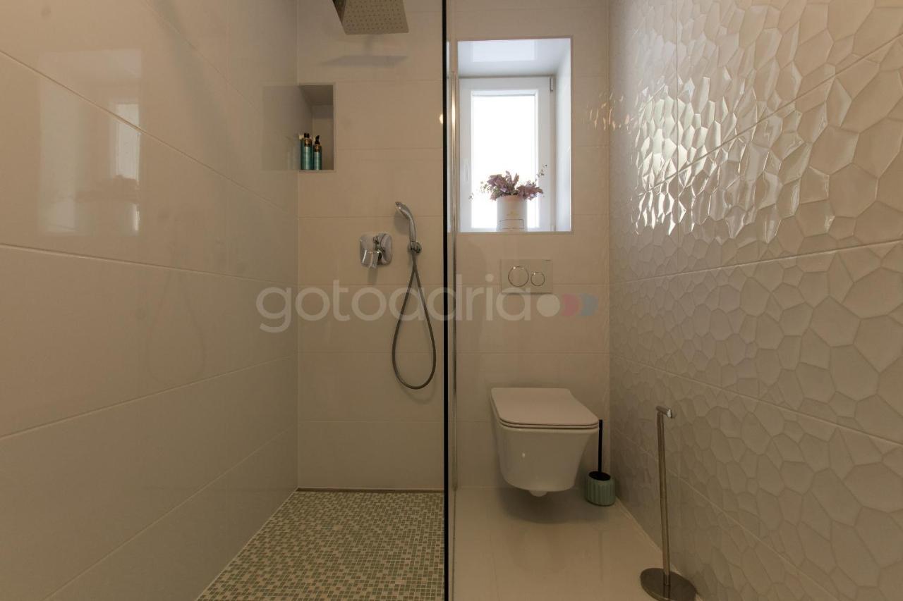 Villa Smaragd - Opal - Luxury Apt With Shared Pool And Private Hot Tub Makarska Esterno foto
