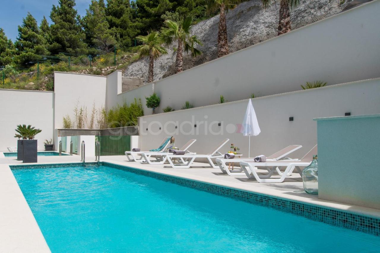 Villa Smaragd - Opal - Luxury Apt With Shared Pool And Private Hot Tub Makarska Esterno foto