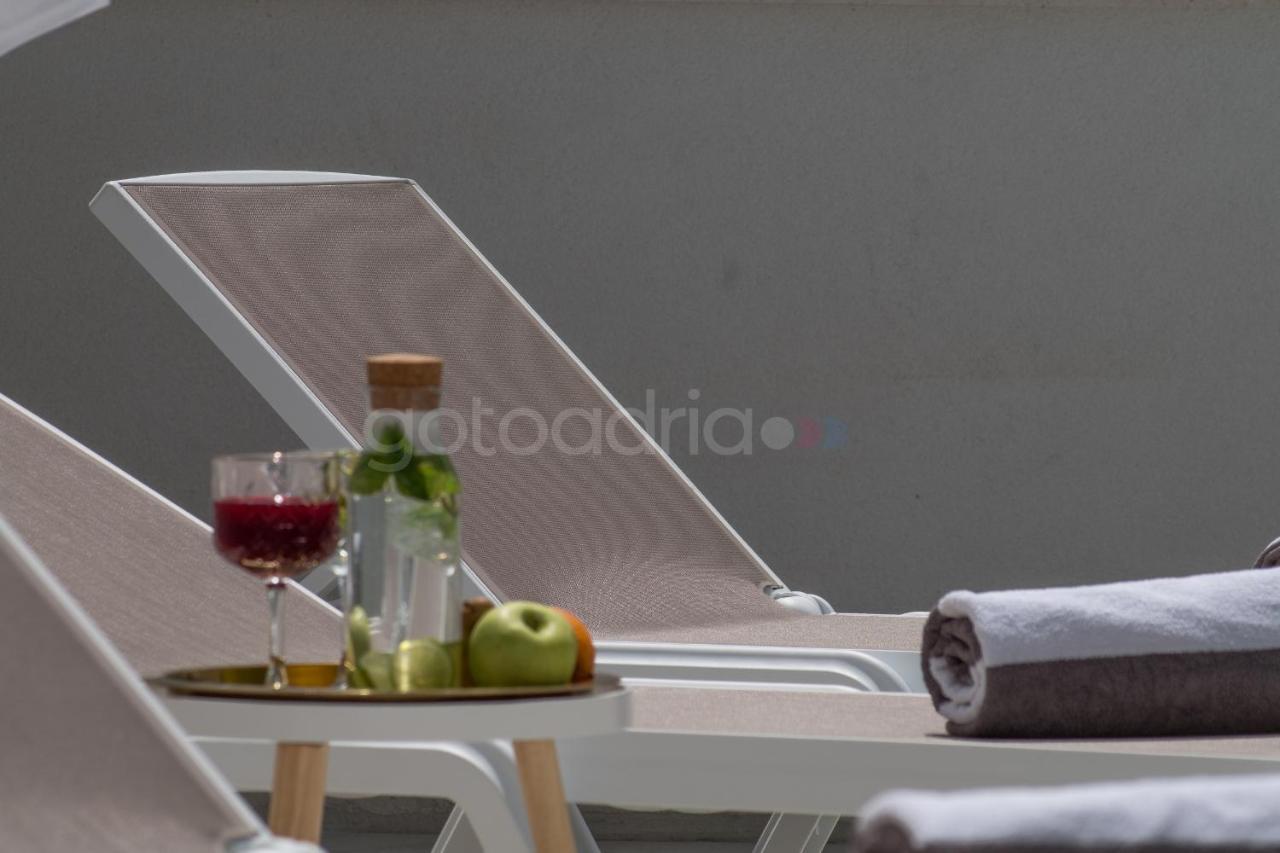 Villa Smaragd - Opal - Luxury Apt With Shared Pool And Private Hot Tub Makarska Esterno foto