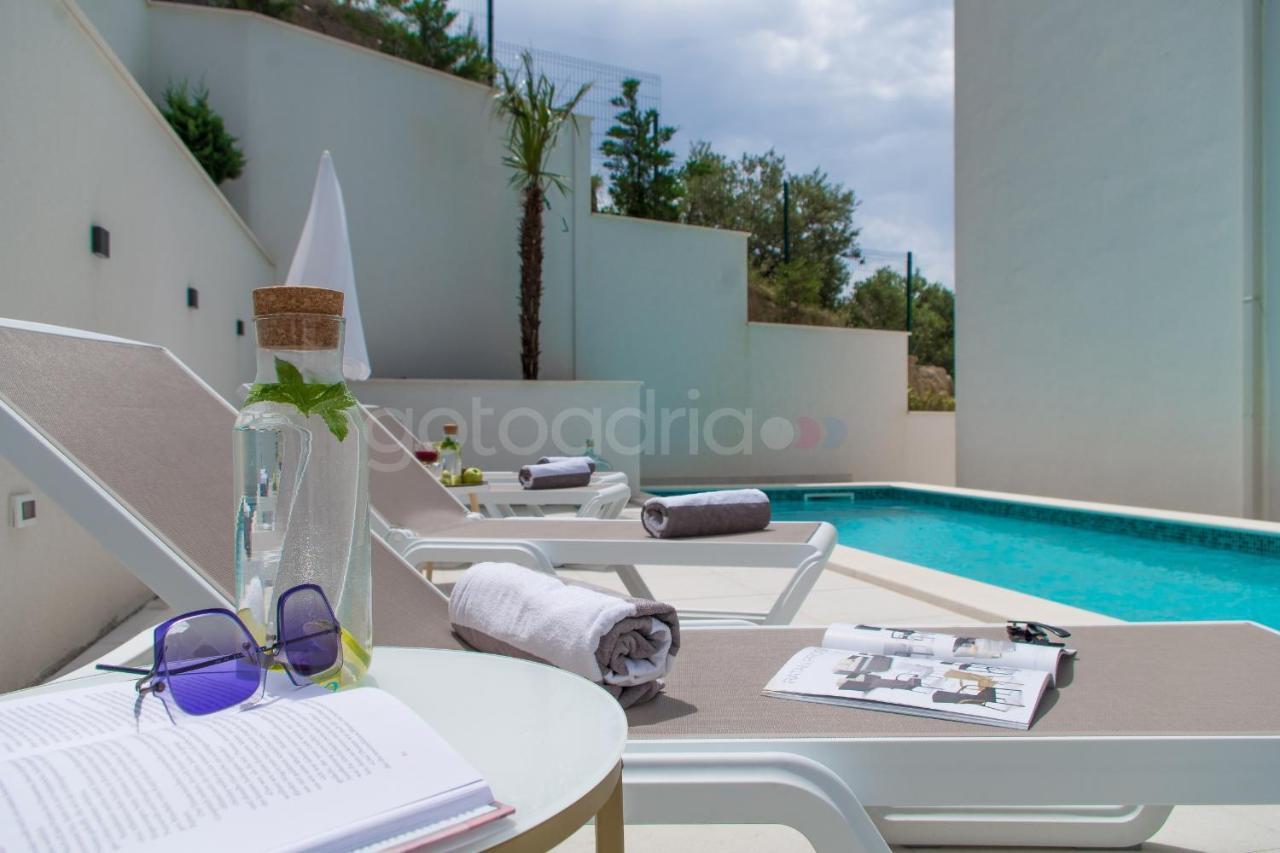 Villa Smaragd - Opal - Luxury Apt With Shared Pool And Private Hot Tub Makarska Esterno foto