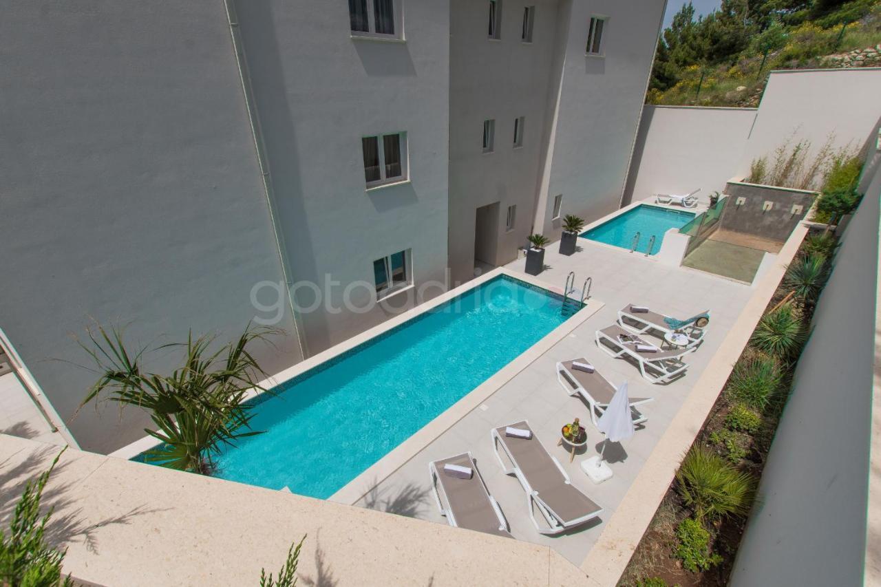 Villa Smaragd - Opal - Luxury Apt With Shared Pool And Private Hot Tub Makarska Esterno foto