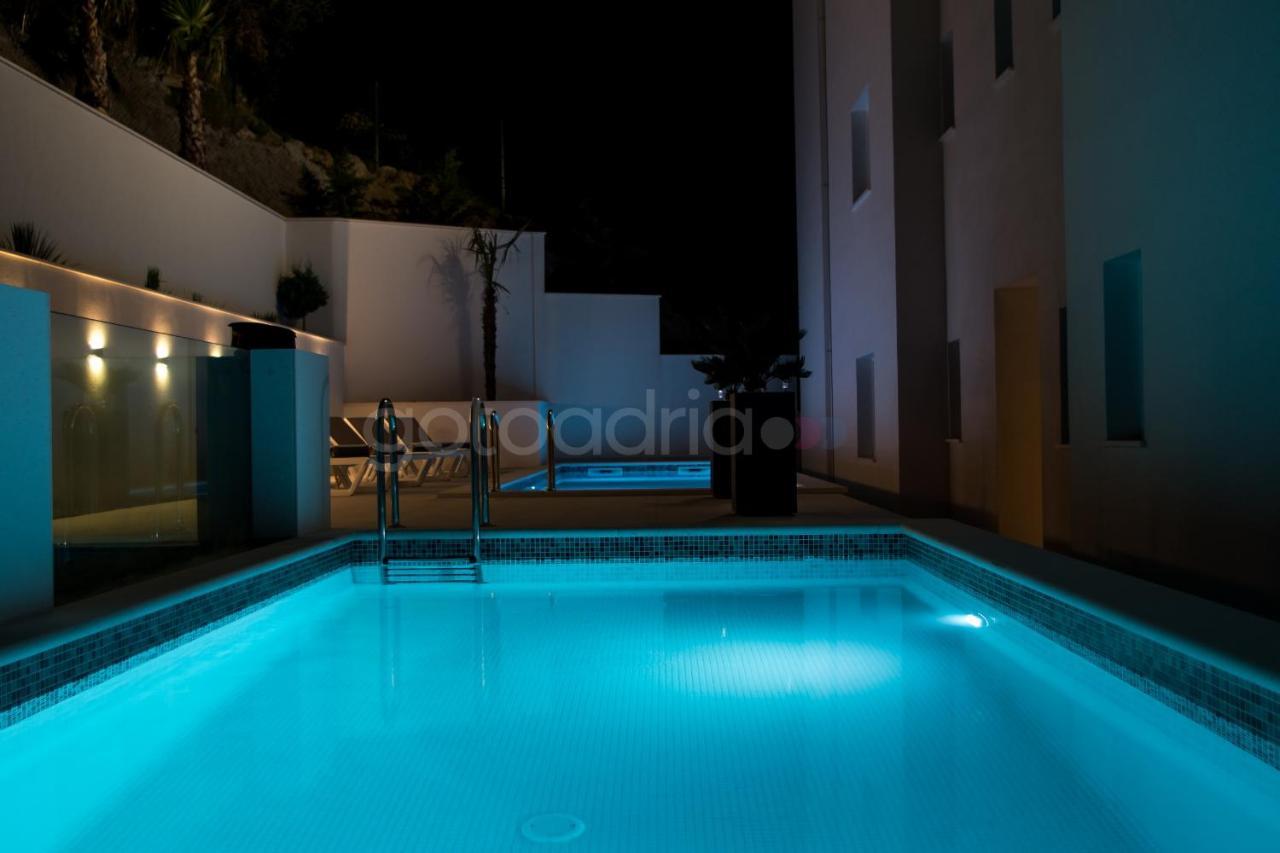 Villa Smaragd - Opal - Luxury Apt With Shared Pool And Private Hot Tub Makarska Esterno foto