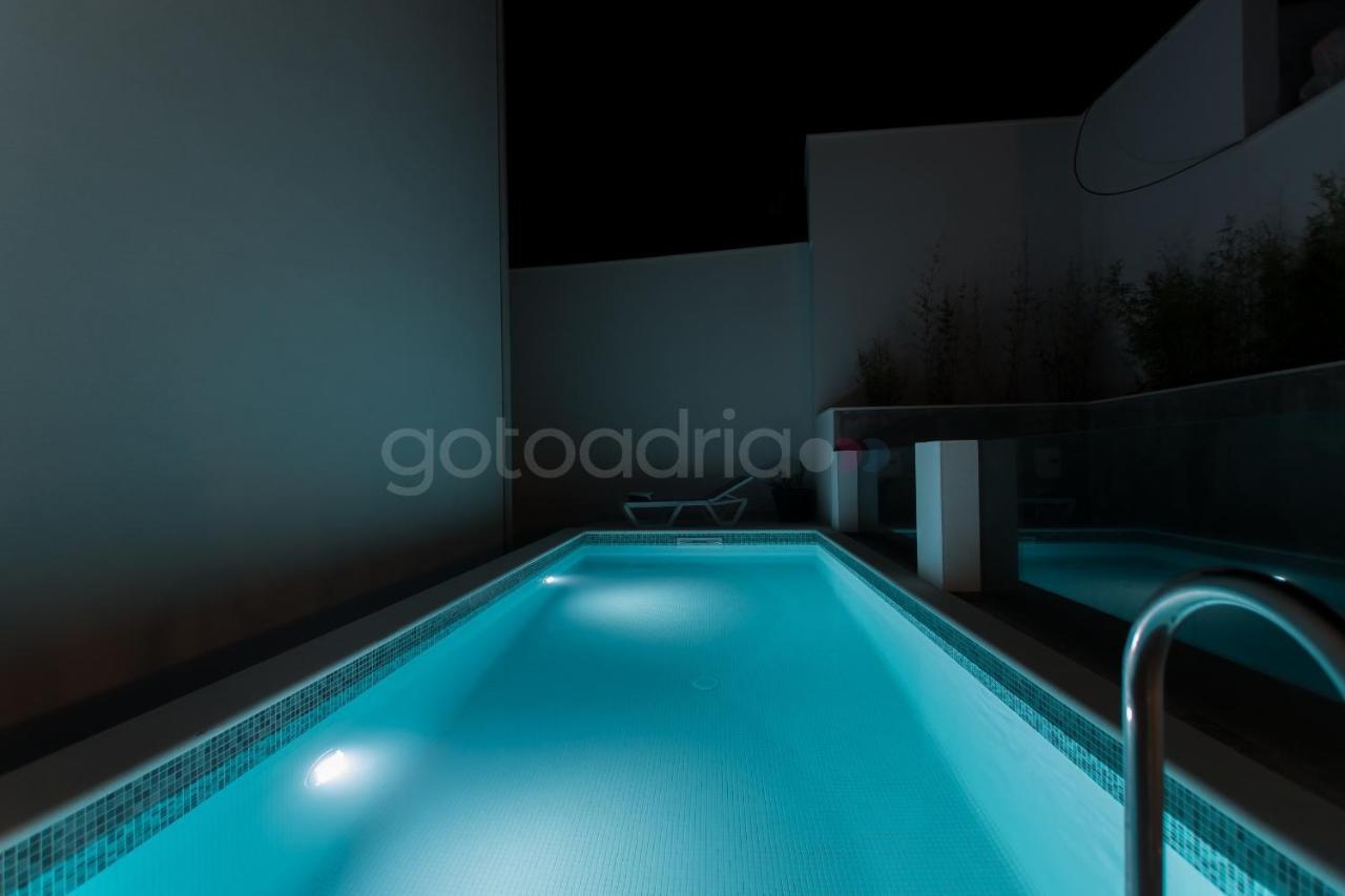 Villa Smaragd - Opal - Luxury Apt With Shared Pool And Private Hot Tub Makarska Esterno foto